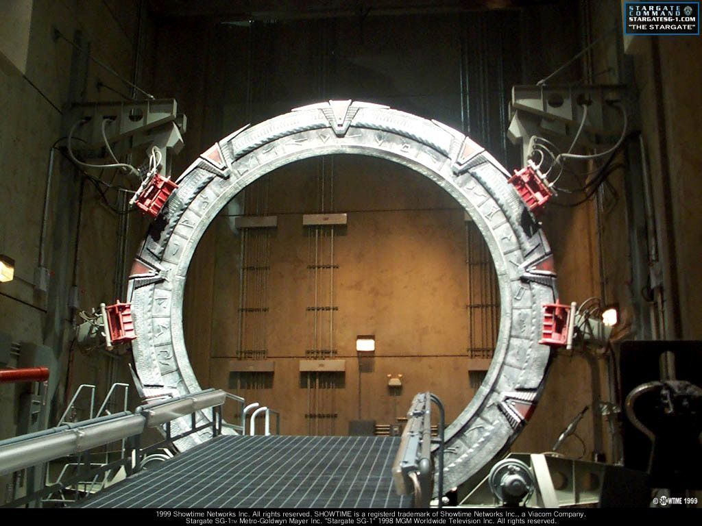 La scenografia (senza effetti speciali) dello Stargate.Non si somigliano per niente.