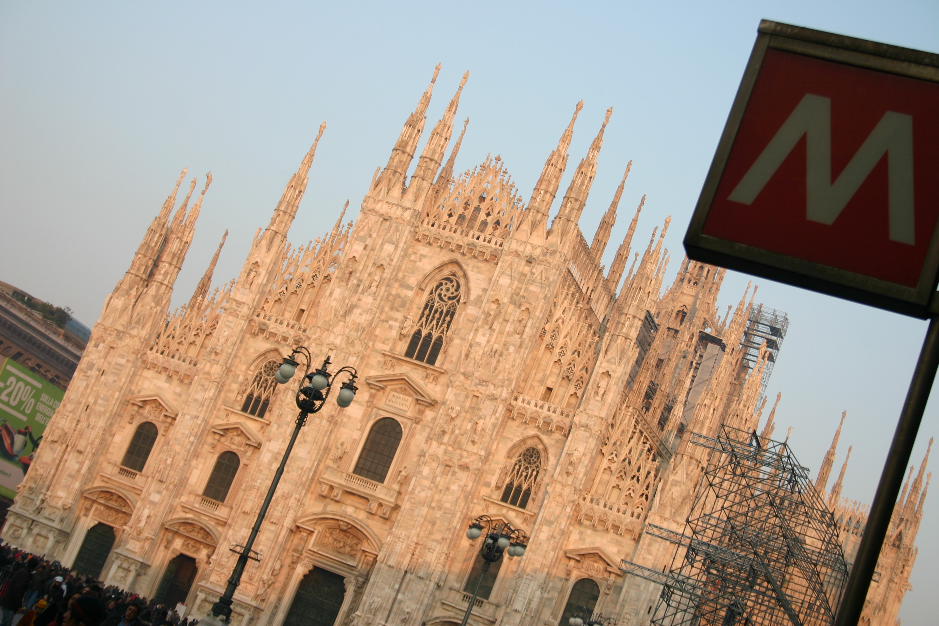 Il Duomo di Milano restaurato di recente, al tramonto specchia una luce rosata spettacolare foto all'uscita della Metropolitana