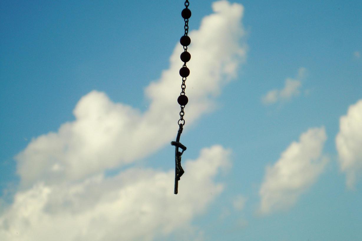 Il rosario sotto lo specchietto guarda al cielo e a chi guida - foto di Ivana Alarcón Lucanero