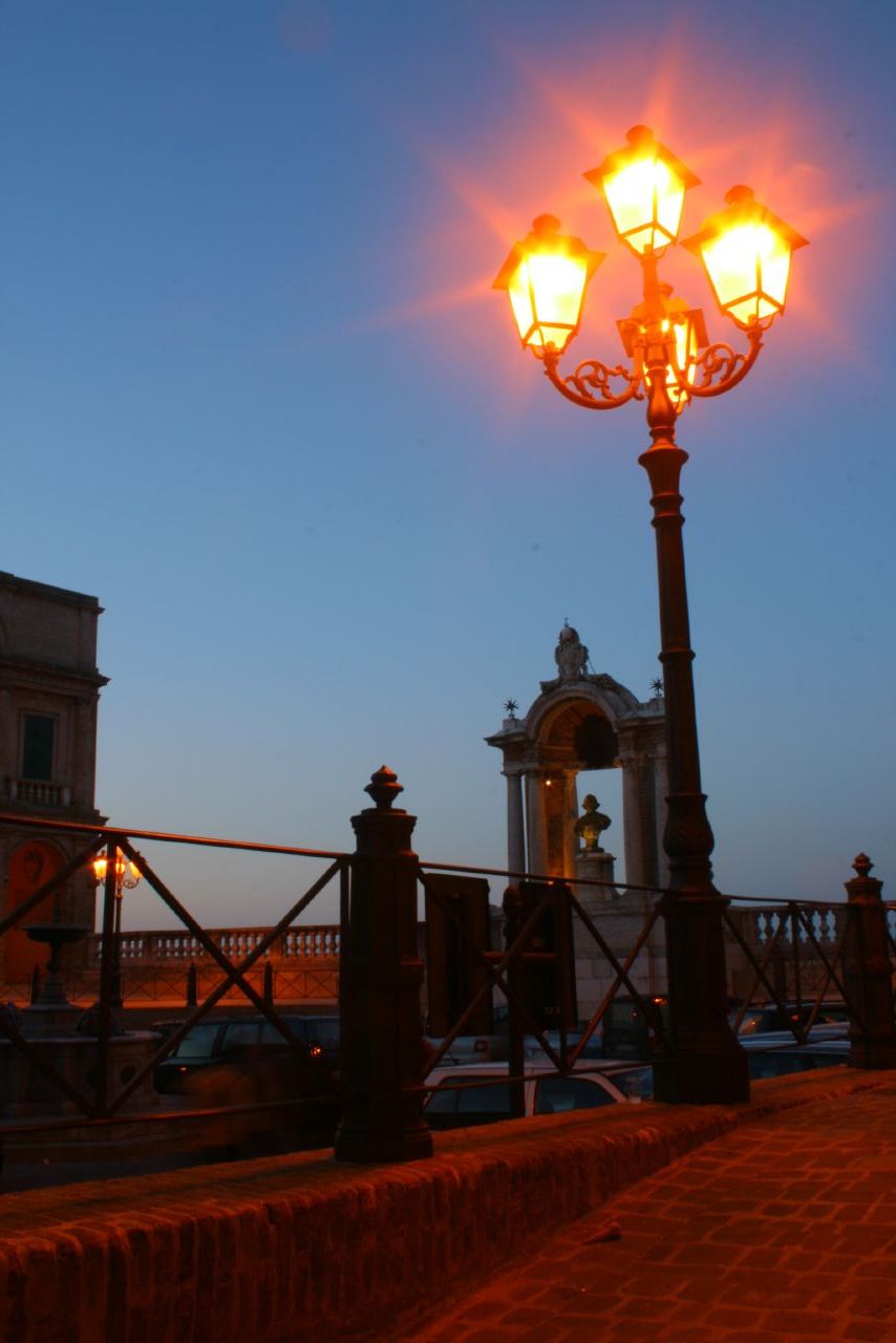 luci al tramonto sulla piazza pensile più graziosa d'Italia, Treia