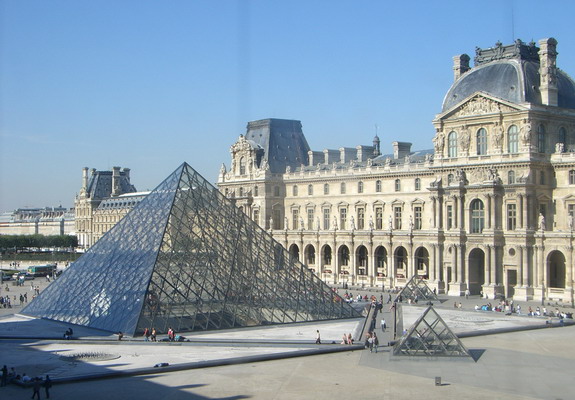 Le piramidi in vetro del Museo Louvre di Parigi