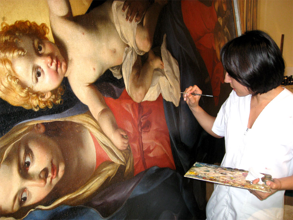 Il restauro artistico di Angela Allegrini all'opera con una tela settecentesca del "Brandi"