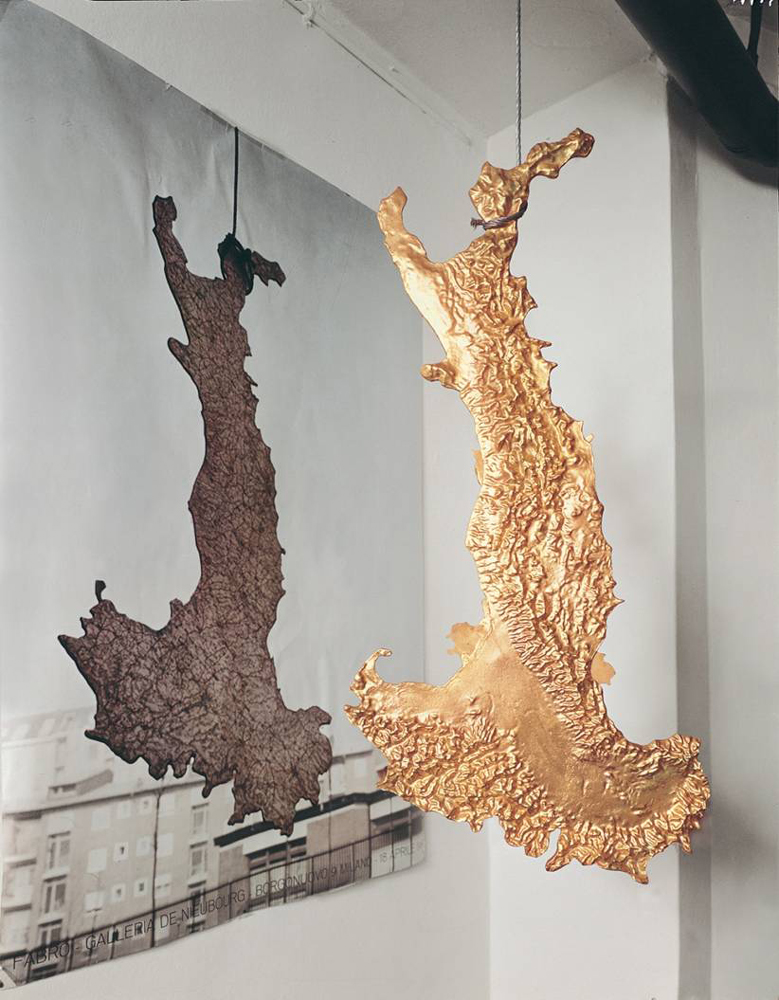Luciano Fabro, L'Italia d'Oro, 1971, 92 x 45 cm, bronzo dorato