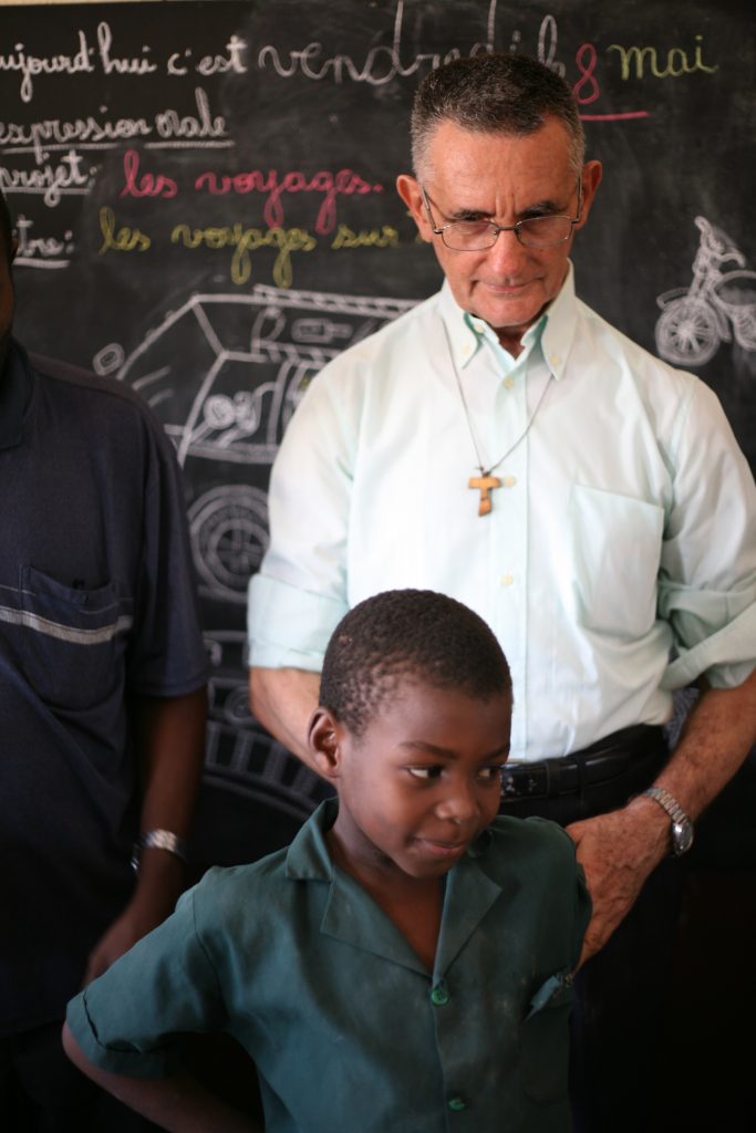Padre Sergio nella struttura per sordomuti di Ebolowa