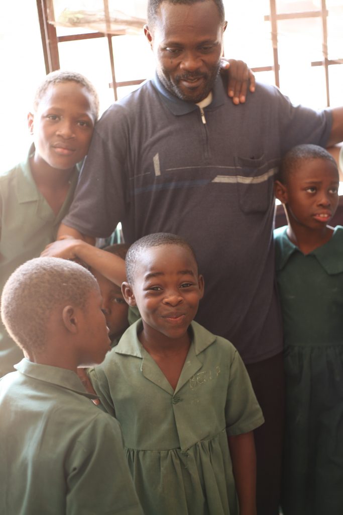 Padre Thaddeus e i ragazzi sordomuti di Ebolowa