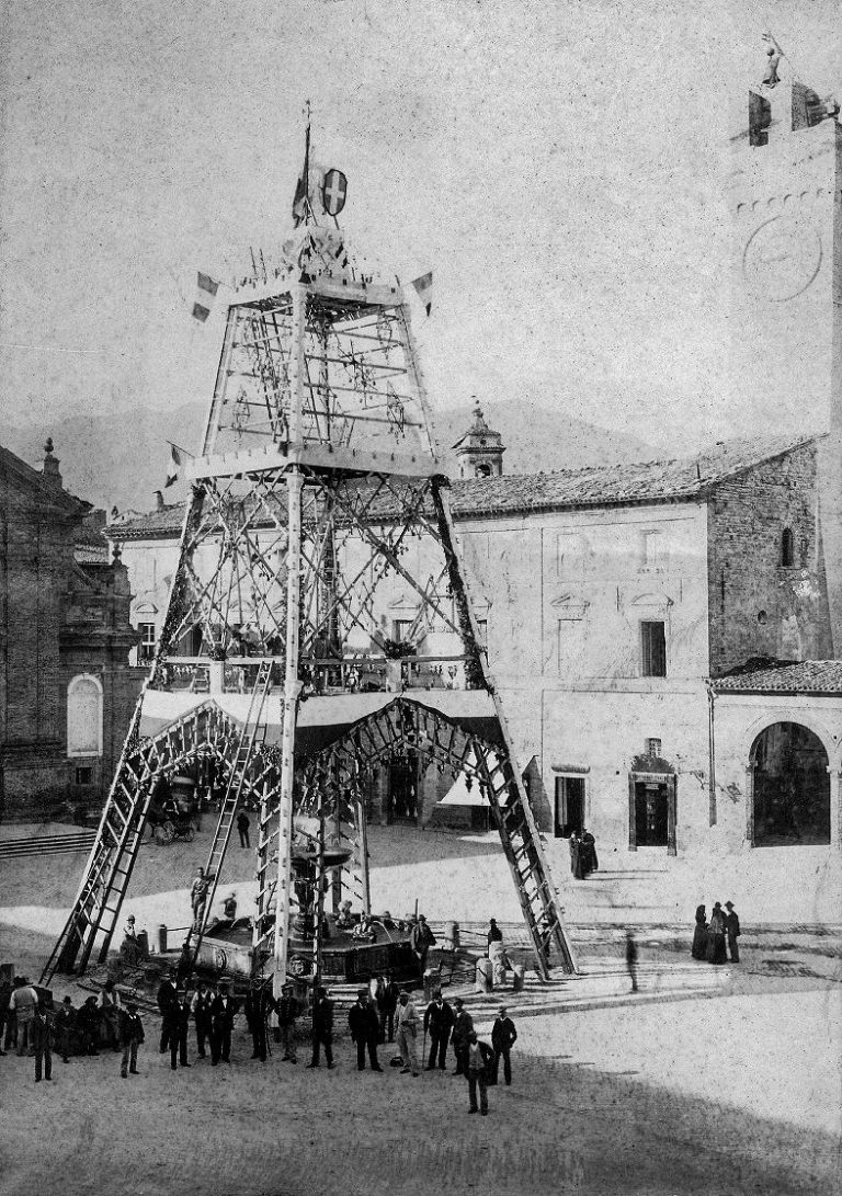 La "tour" sulla fontana di Piazza. Foto gentilmente concessa dalla collezione privata della famiglia Murani Mattozzi