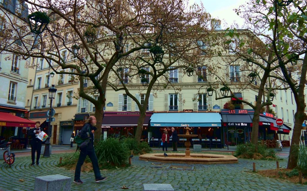 Place de la Contrescarpe è Savoire Faire - alberi addobbati per il natale