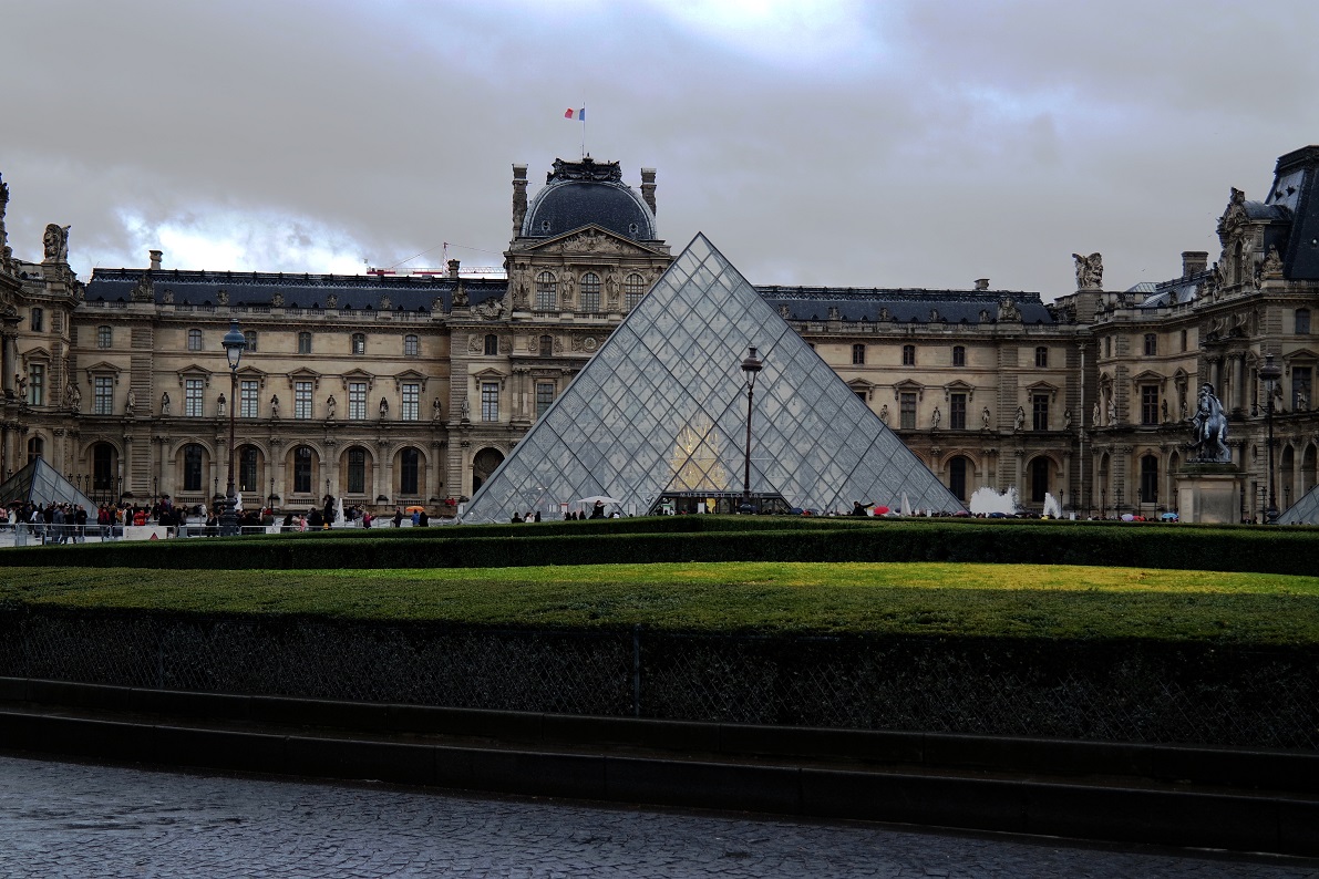 Il famosissimo ingresso del Louvre.