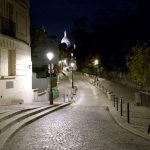 L'arte di Montmartre inizia dalle strade di notte che sinuose sembrano condurre dentro un dipinto.