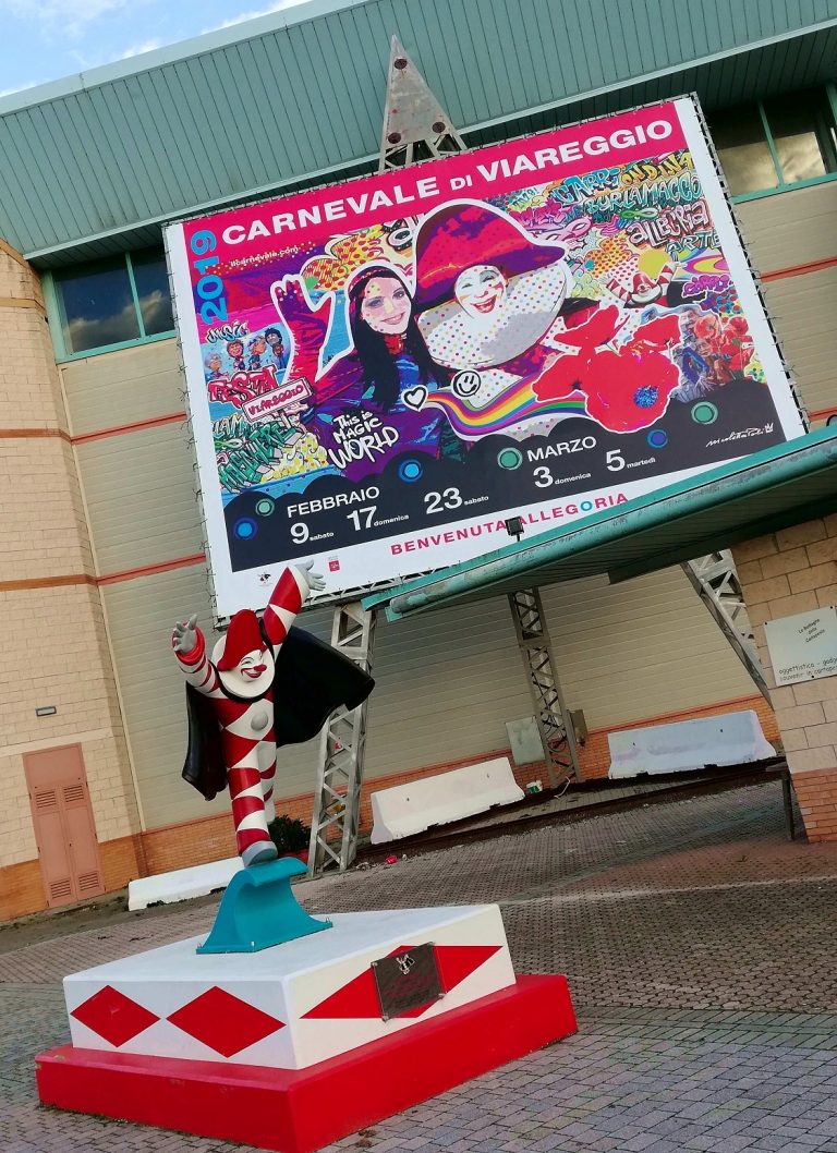 Viareggio il Carnevale; Burlamacco e il cartellone del Carnevale 2019