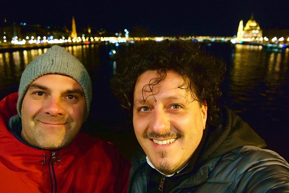 Io e Andrea, sul Ponte delle catene, a Budapest, durante il viaggio di ritorno.