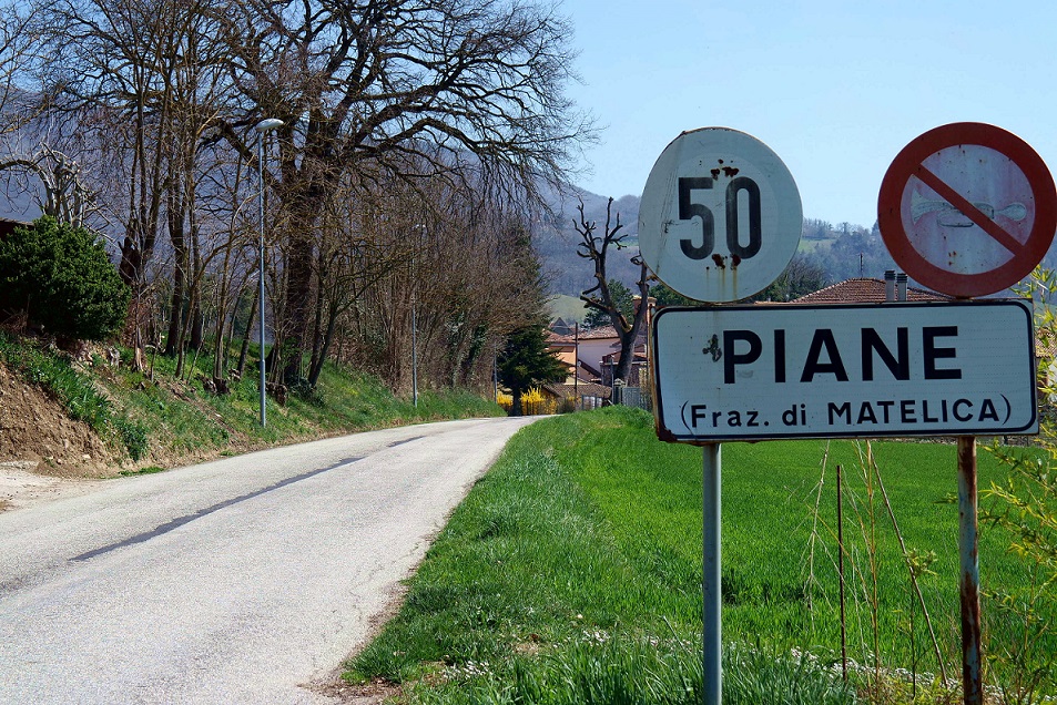 Il cartello che indica la graziosa frazione Piane di Matelica.
