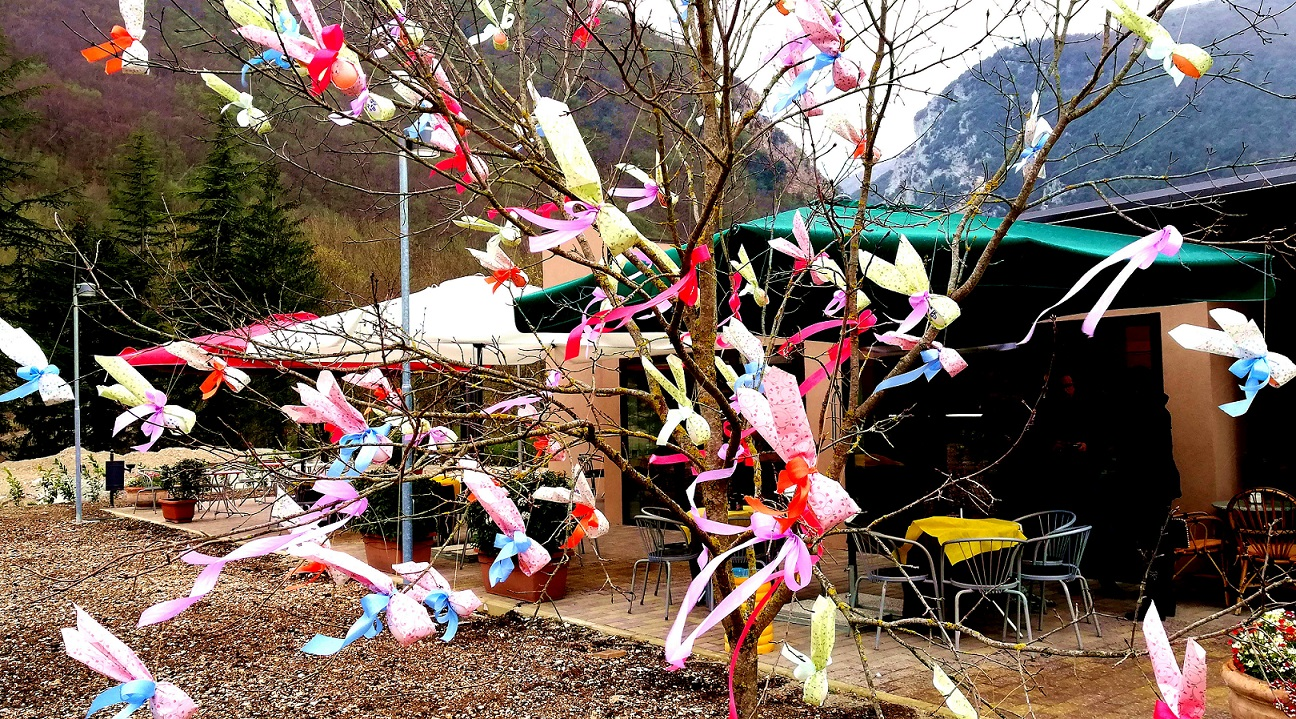 Albero con i fiori e ovetti pasquali, simbolo di pace e rinascita per Visso
