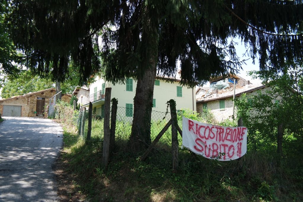 San Martino di Fiastra - Striscioni per la ricostruzione.