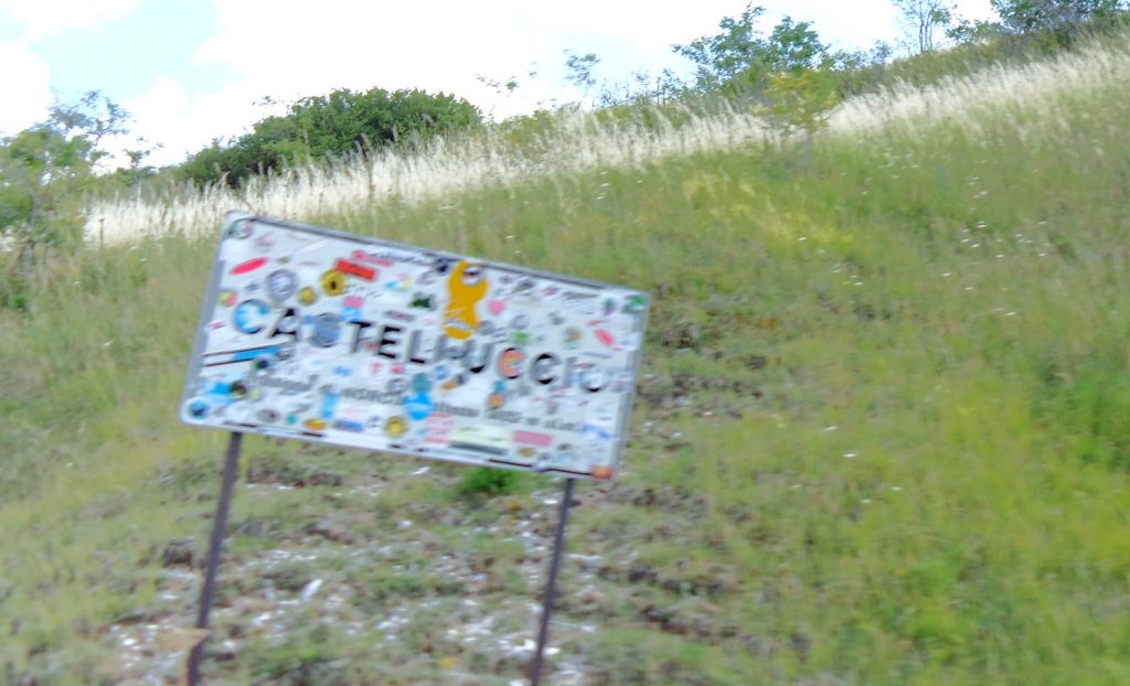 Castelluccio e nient'altro - Il cartello con le mille etichette di chi è arrivato fin qui da tutto il mondo.