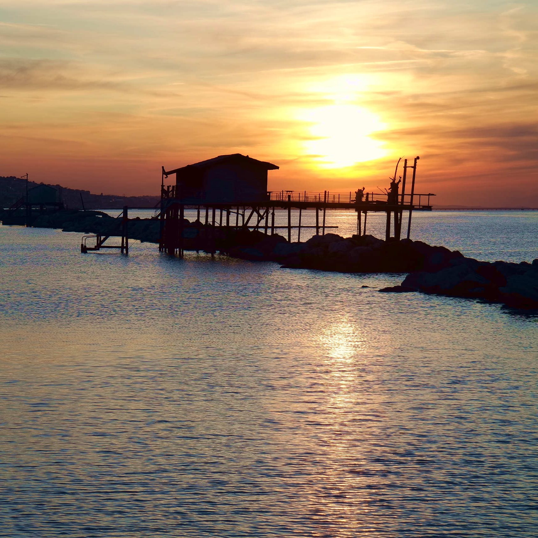 Ancona, quando il sole tramonta ad Est - Tramonto sui Trabocchi