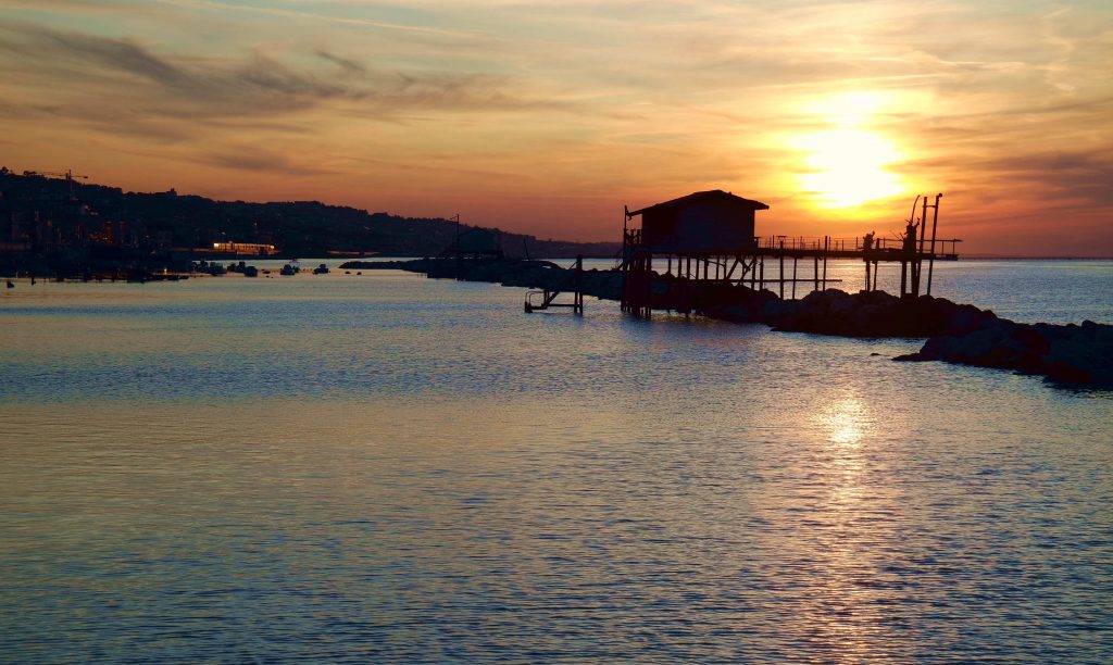 Ancona, quando il sole tramonta ad Est - Tramonto sui Trabocchi