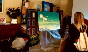 Mauro Falcioni mentre si prepara ad illustrare una delle sue ultime opere